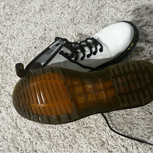 DR. MARTENS 1460 WOMEN'S SMOOTH LEATHER LACE UP BOOTS - Picture 7 of 7